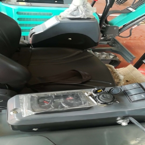 小型挖掘機